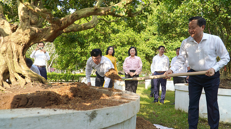 Phó Thủ tướng Lê Minh Khái trồng cây lưu niệm tại Khu di tích Nguyễn Sinh Sắc. Ảnh: HỮU NGHĨA