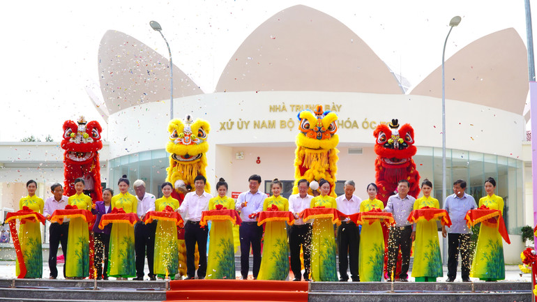 Đại biểu thực hiện nghi thức cắt băng khánh thành Nhà trưng bày. (Ảnh: HỮU NGHĨA) Đại biểu thực hiện nghi thức cắt băng khánh thành Nhà trưng bày. (Ảnh: HỮU NGHĨA)