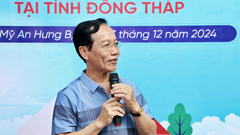 Phó Trưởng Ban Tuyên giáo Tỉnh ủy Đồng Tháp Đinh Văn Năm phát biểu tại buổi khánh thành 3 ngôi nhà Nhân ái.