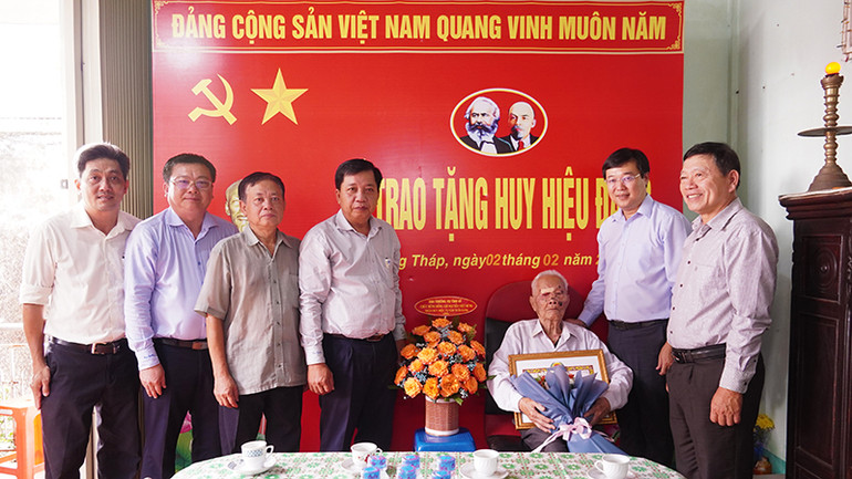 Bí thư Tỉnh ủy Đồng Tháp Lê Quốc Phong trao Huy hiệu 75 năm tuổi Đảng tặng đảng viên Nguyễn Việt Hùng. Bí thư Tỉnh ủy Đồng Tháp Lê Quốc Phong trao Huy hiệu 75 năm tuổi Đảng tặng đảng viên Nguyễn Việt Hùng.