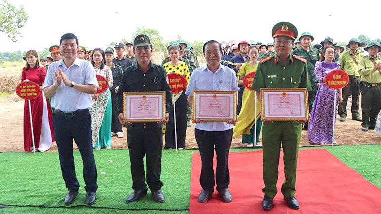 Chủ tịch Ủy ban nhân dân tỉnh Đồng Tháp Phạm Thiện Nghĩa tặng Bằng khen cho 3 tập thể.