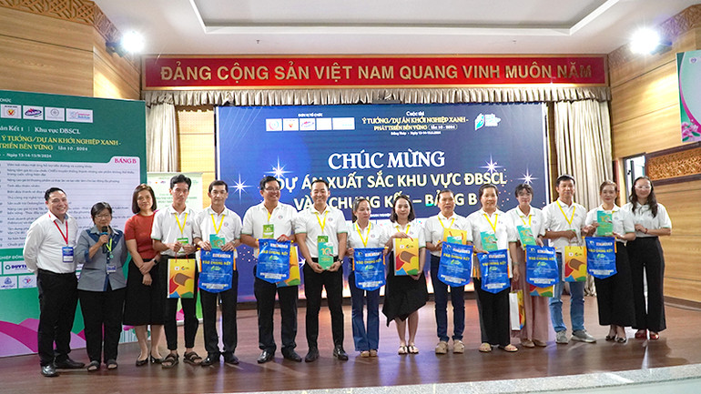 Ban tổ chức trao giải cho thí sinh bảng B vào vòng chung kết cuộc thi. (Ảnh: HỮU NGHĨA)