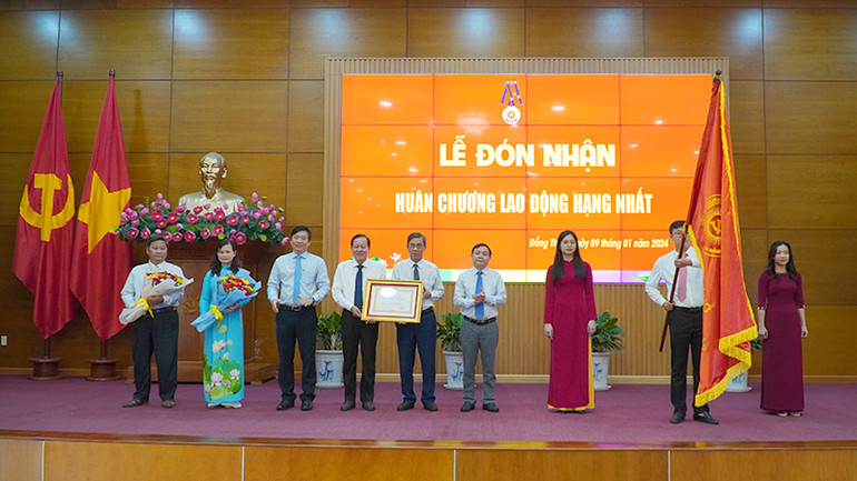 Thừa ủy quyền của Chủ tịch nước, Phó Bí thư Thường trực Tỉnh ủy Đồng Tháp Phan Văn Thắng trao Huân chương Lao động hạng Nhất cho Ủy ban Kiểm tra Tỉnh ủy Đồng Tháp. (Ảnh: HỮU NGHĨA)