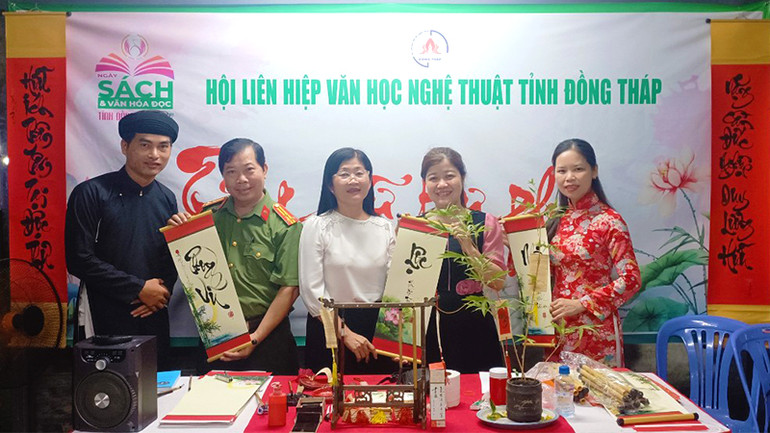 Hoạt động tặng chữ thư pháp cho khách tham quan nhân Ngày sách và văn hóa đọc tỉnh Đồng Tháp lần thứ 3 năm 2024. Hoạt động tặng chữ thư pháp cho khách tham quan nhân Ngày sách và văn hóa đọc tỉnh Đồng Tháp lần thứ 3 năm 2024.