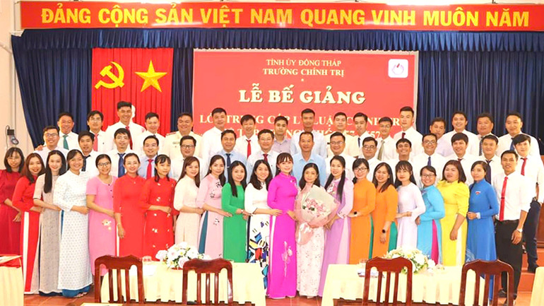 Học viên nhận bằng tốt nghiệp lớp Trung cấp lý luận chính trị tại Trường Chính trị tỉnh Đồng Tháp.