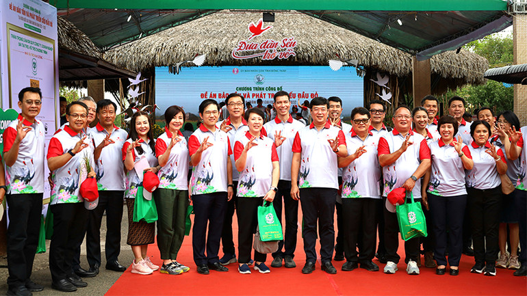 Ủy viên Trung ương Đảng, Bí thư Tỉnh ủy Đồng Tháp Lê Quốc Phong chụp ảnh cùng đại biểu tại chương trình công bố đề án.