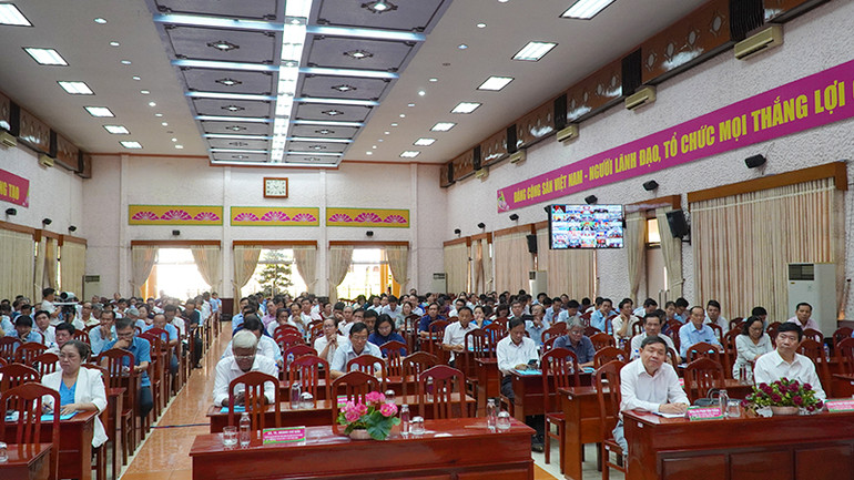 Đại biểu dự hội nghị tại điểm cầu tỉnh. Ảnh: HỮU NGHĨA