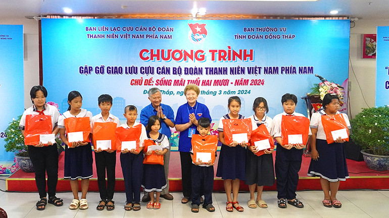 Học sinh vượt khó học giỏi trên địa bàn tỉnh Đồng Tháp nhận quà của Ban liên lạc Cựu cán bộ Đoàn Thanh niên Việt Nam phía Nam.