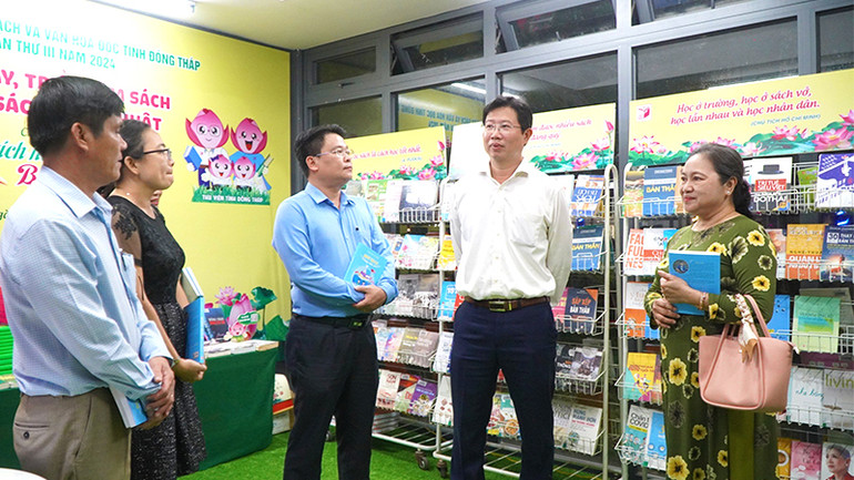 Lãnh đạo tỉnh Đồng Tháp tham quan các hoạt động tại Ngày sách và văn hóa đọc. Lãnh đạo tỉnh Đồng Tháp tham quan các hoạt động tại Ngày sách và văn hóa đọc.