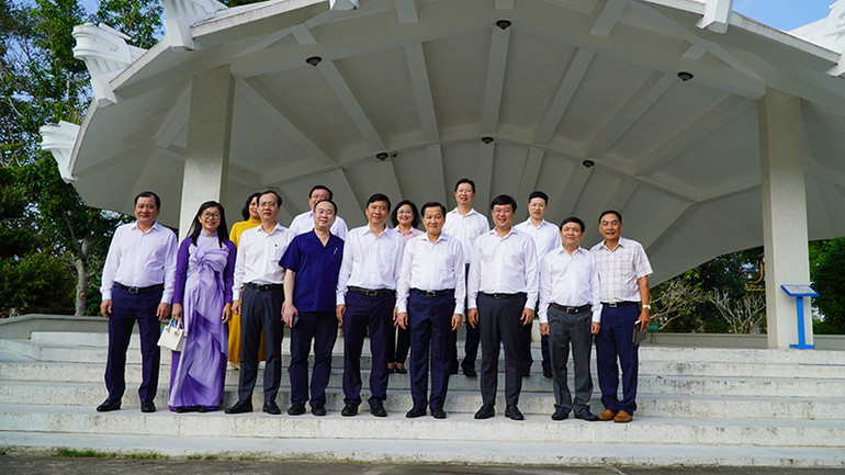 Phó Thủ tướng Lê Minh Khái và đoàn công tác, lãnh đạo tỉnh Đồng Tháp chụp ảnh lưu niệm tại Khu di tích.