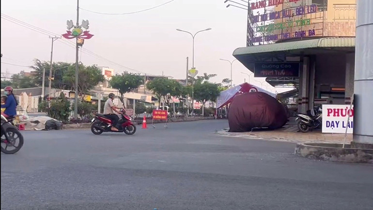 Xe đột ngột rẽ hướng khác do rạp che bít đường đi. (Ảnh cắt từ Clip). Ảnh: HỮU NGHĨA