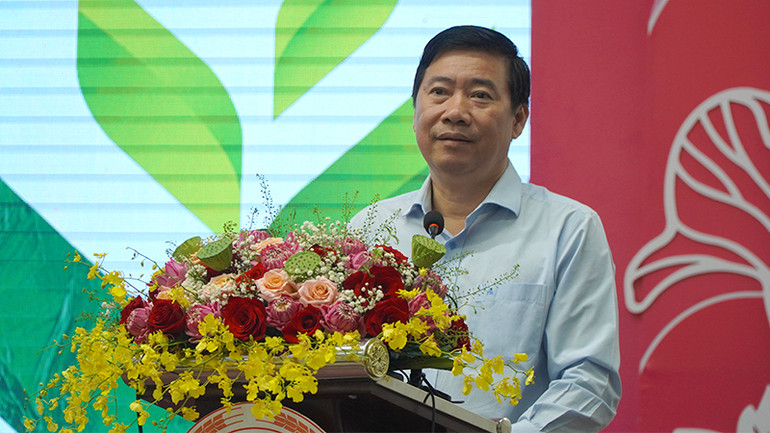 Chủ tịch Ủy ban nhân dân tỉnh Đồng Tháp Phạm Thiện Nghĩa phát biểu tại hội thảo. (Ảnh: HỮU NGHĨA)