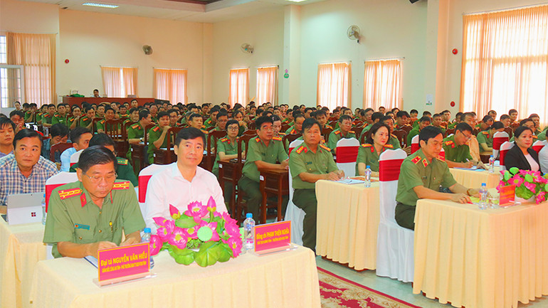 Đại biểu tham dự hội nghị.