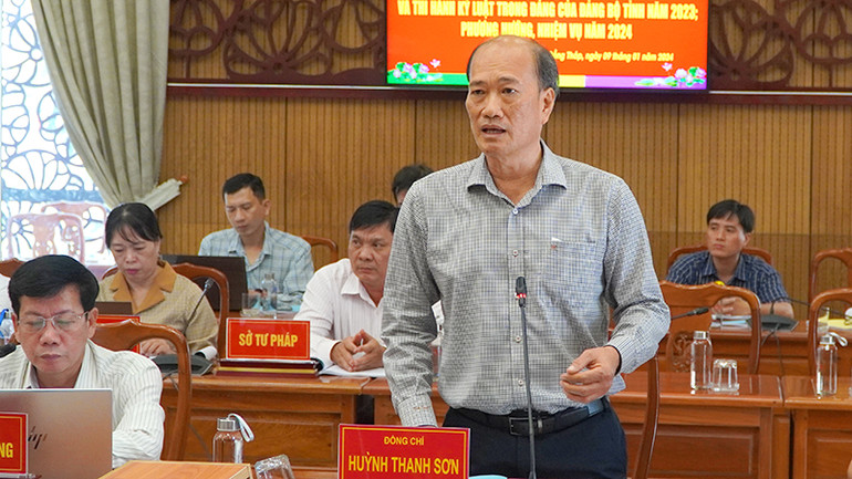 Đại biểu trình bày tại hội nghị. (Ảnh: HỮU NGHĨA)