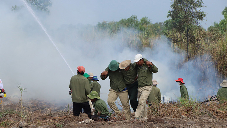 Cứu nạn, cứu hộ lúc chữa cháy.