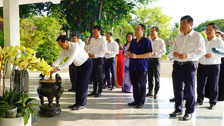 Phó Thủ tướng Lê Minh Khái và đoàn công tác dâng hương tại Khu di tích Nguyễn Sinh Sắc. Ảnh: HỮU NGHĨA