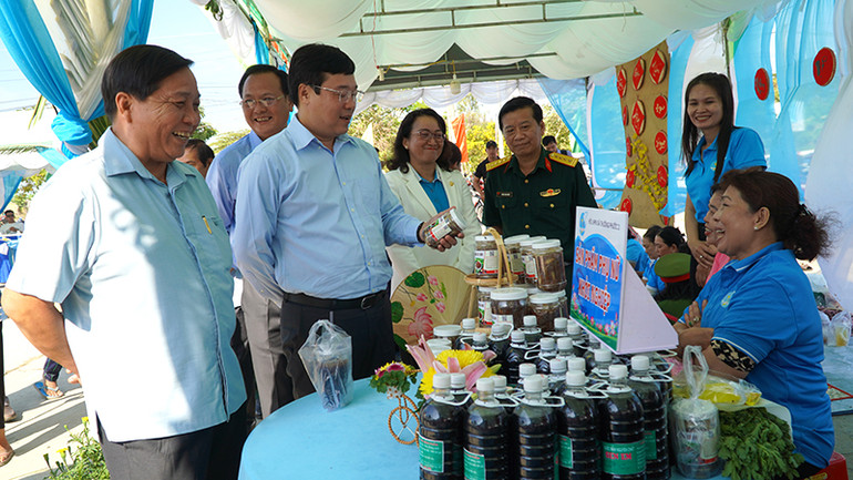 Bí thư Tỉnh ủy Đồng Tháp Lê Quốc Phong tham quan khu trưng bày giới thiệu sản phẩm khởi nghiệp của phụ nữ và đặc sản địa phương. (Ảnh: HỮU NGHĨA)
