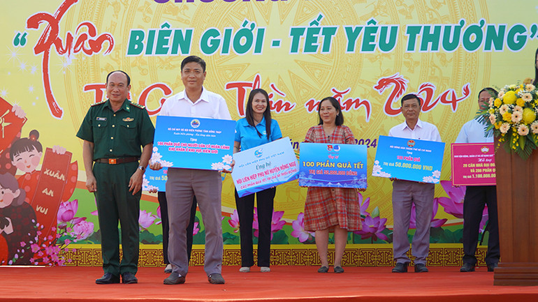Bộ Chỉ huy Bộ đội Biên phòng tỉnh Đồng Tháp trao tặng 100 phần quà của Chương trình “Xuân biên phòng - Ấm lòng dân bản” cho người dân có hoàn cảnh khó khăn ở khu vực biên giới. (Ảnh: HỮU NGHĨA)