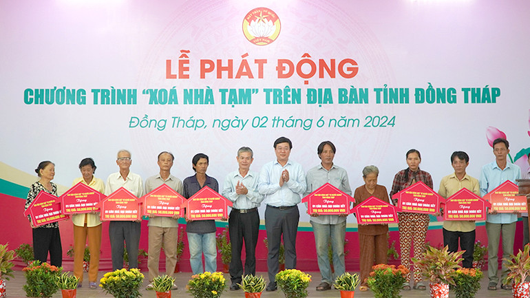 Bí thư Tỉnh ủy Đồng Tháp Lê Quốc Phong trao bảng tượng trưng hỗ trợ nhà cho các hộ dân xã Long Khánh A, huyện Hồng Ngự.