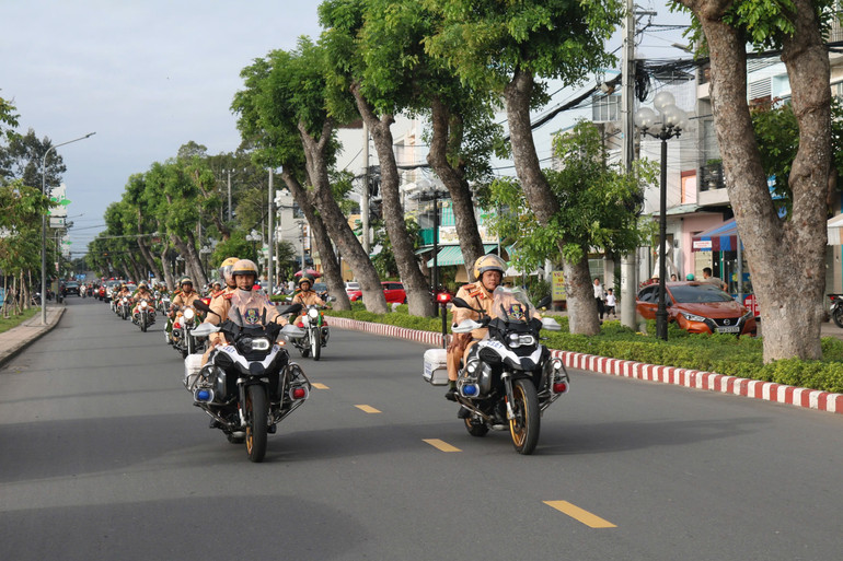 Lực lượng cảnh sát tham gia diễu hành trên địa bàn thành phố Cao Lãnh. (Ảnh: PHƯỚC THANH)