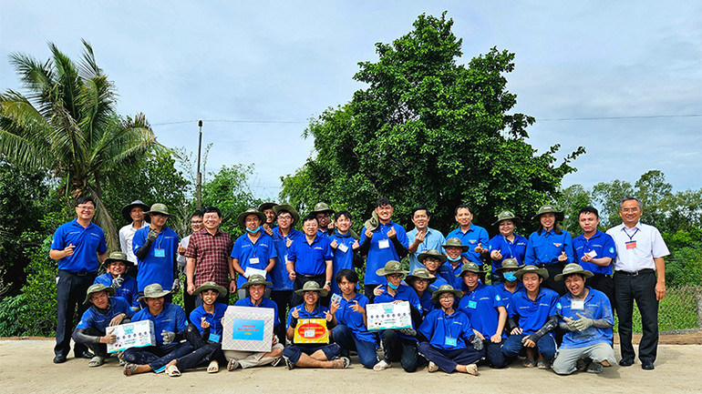 Lãnh đạo tỉnh Đồng Tháp và Thành phố Hồ Chí Minh thăm, động viên đội hình sinh viên tình nguyện Trường đại học Bách khoa.