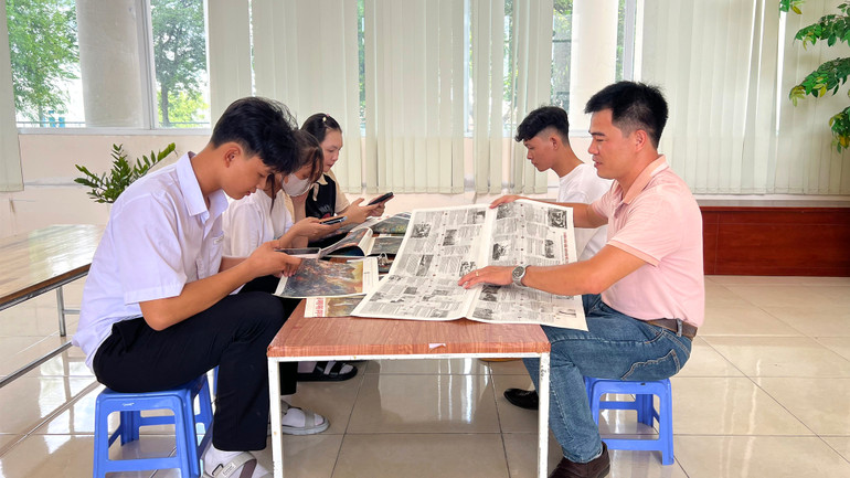 Các bạn trẻ trải nghiệm phụ san tranh panorama “Chiến dịch Điện Biên Phủ” tại Đồng Tháp.
