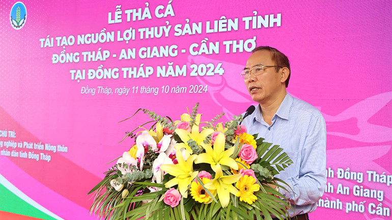 Thứ trưởng Nông nghiệp và Phát triển nông thôn Phùng Đức Tiến phát biểu tại buổi lễ.