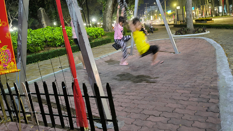 Phụ huynh cũng bất an khi các tiểu cảnh có hàng rào làm bằng những thanh gỗ có đầu nhọn.