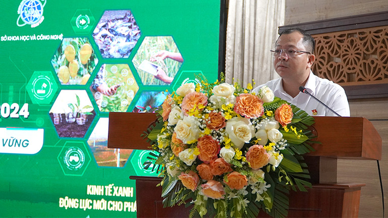 Bí thư Tỉnh đoàn Đồng Tháp Huỳnh Minh Thức thông tin về nội dung có liên quan cuộc thi Sáng kiến Mekong 2024. (Ảnh: HỮU NGHĨA)