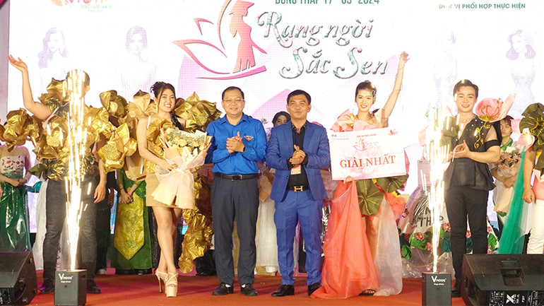 Bí thư Tỉnh đoàn Đồng Tháp Huỳnh Minh Thức trao giải Nhất cho đội Liên Hoa (huyện đoàn Lấp Vò).