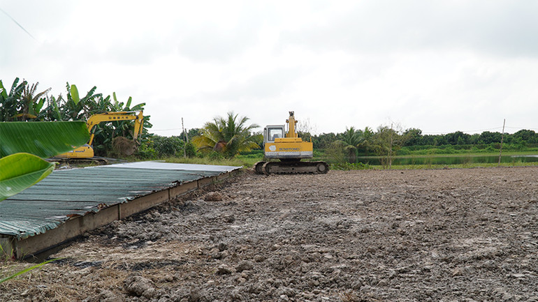 Phía sau cơ sở gây ô nhiễm môi trường đang được khắc phục ô nhiễm. (Ảnh: HỮU NGHĨA)