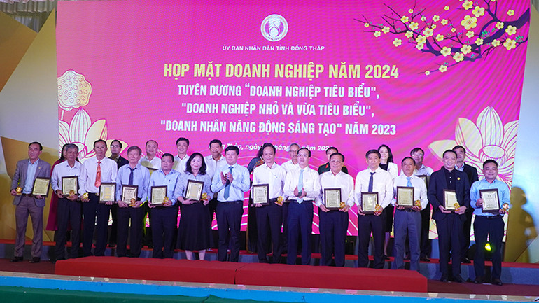 Bí thư Tỉnh ủy Lê Quốc Phong và Phó Chủ tịch Ủy ban nhân dân tỉnh Đồng Tháp Trần Trí Quang tuyên dương doanh nhân năng động sáng tạo.(Ảnh: HỮU NGHĨA)