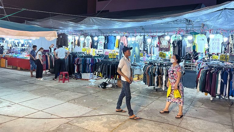 Khách tham quan hội chợ.