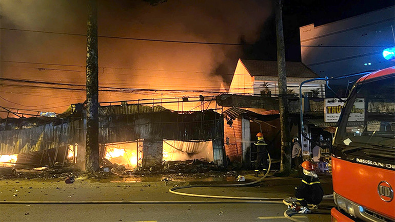 Lực lượng chức năng tích cực dập lửa. (Ảnh: HỮU NGHĨA)