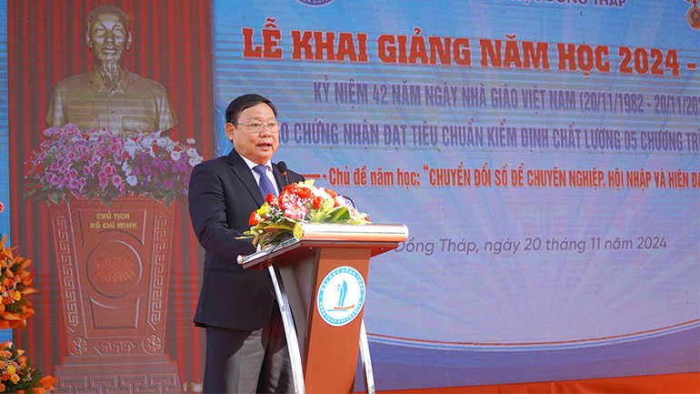 Phó Giáo sư, Tiến sĩ, Hiệu trưởng Trường đại học Đồng Tháp Hồ Văn Thống phát biểu tại lễ khai giảng. (Ảnh: HỮU NGHĨA)