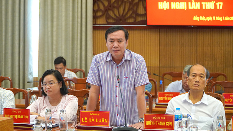 Đại biểu phát biểu thảo luận tại hội nghị. (Ảnh: HỮU NGHĨA)