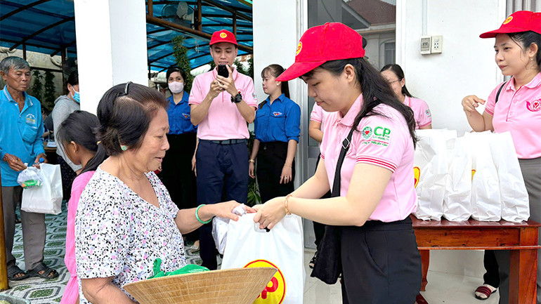 Tặng quà cho người dân đến khám bệnh nhân đạo.