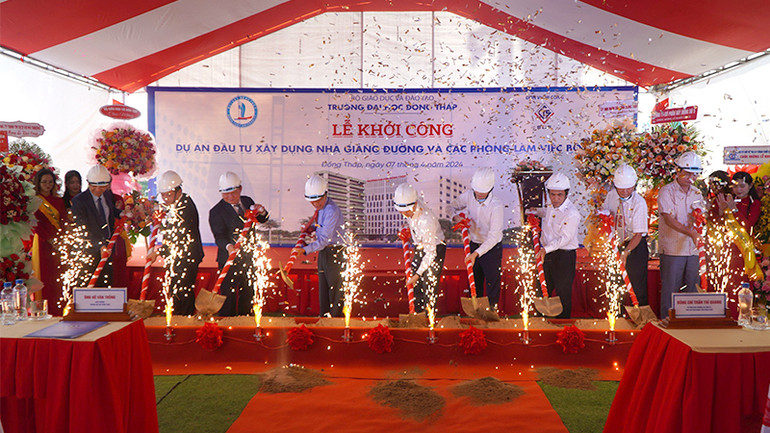 Nghi thức khởi công dự án.