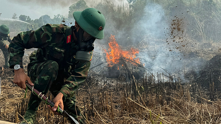 Tích cực dập tắt đám cháy.