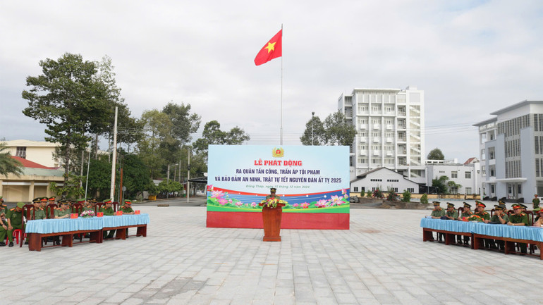 Đại tá Nguyễn Văn Hiểu, Giám đốc Công an tỉnh Đồng Tháp chỉ đạo công an các đơn vị, địa phương thực hiện quyết liệt các biện pháp trong đợt cao điểm. (Ảnh: PHƯỚC THANH)