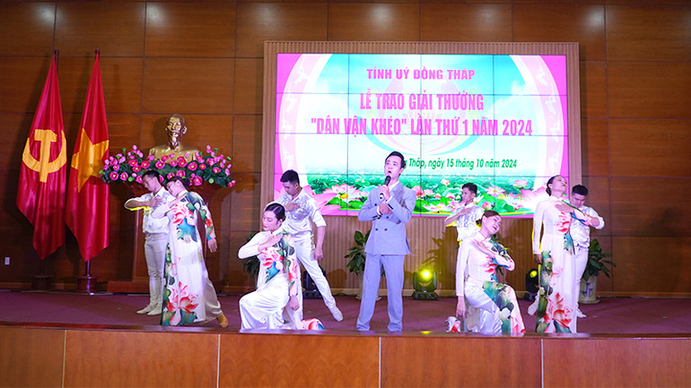 Một tiết mục văn nghệ biểu diễn tại buổi lễ. (Ảnh: HỮU NGHĨA)