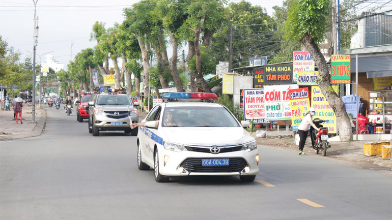 Lực lượng cảnh sát tham gia diễu hành trên địa bàn thành phố Cao Lãnh. (Ảnh: PHƯỚC THANH)