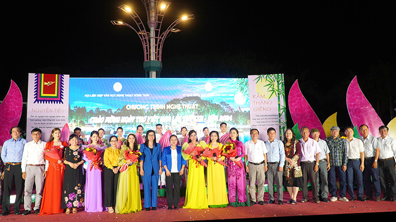 Các tác giả, đại biểu chụp ảnh lưu niệm tại Đêm thơ. Ảnh: HỮU NGHĨA