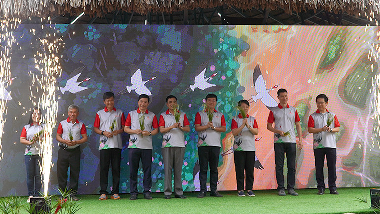 Các đại biểu thực hiện nghi thức công bố Đề án Bảo tồn và phát triển sếu đầu đỏ tại Vườn quốc gia Tràm Chim giai đoạn 2022 – 2032.