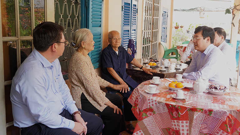 Tại mỗi nơi đến thăm, trao Huy hiệu Đảng, Bí thư Tỉnh ủy Đồng Tháp Lê Quốc Phong thăm hỏi sức khỏe, đời sống của các đồng chí đảng viên. Tại mỗi nơi đến thăm, trao Huy hiệu Đảng, Bí thư Tỉnh ủy Đồng Tháp Lê Quốc Phong thăm hỏi sức khỏe, đời sống của các đồng chí đảng viên.