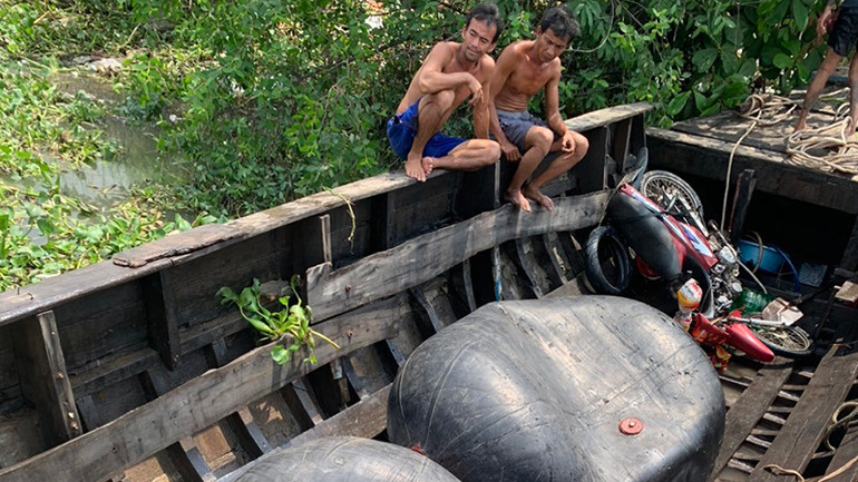 Phương tiện trong vụ va chạm đã được đưa vào bờ sông neo đậu.