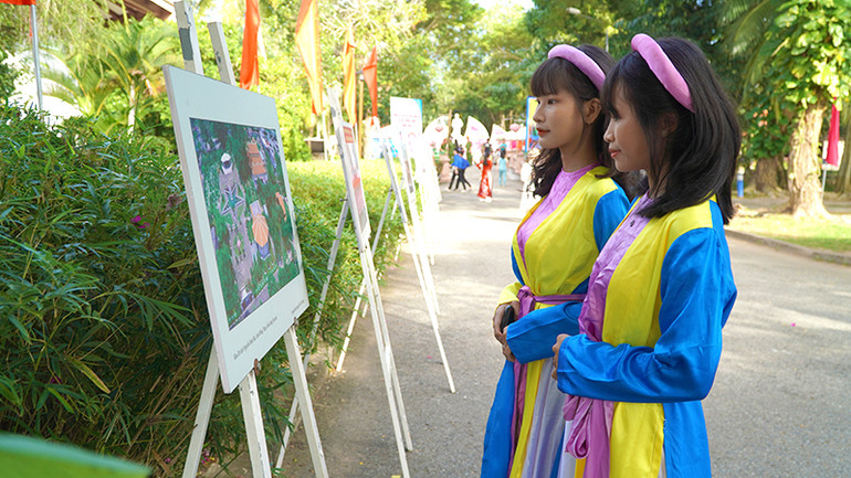 Du khách xem triển lãm ảnh tại Lễ giỗ Cụ Phó bảng Nguyễn Sinh Sắc. (Ảnh: HỮU NGHĨA) Du khách xem triển lãm ảnh tại Lễ giỗ Cụ Phó bảng Nguyễn Sinh Sắc. (Ảnh: HỮU NGHĨA)