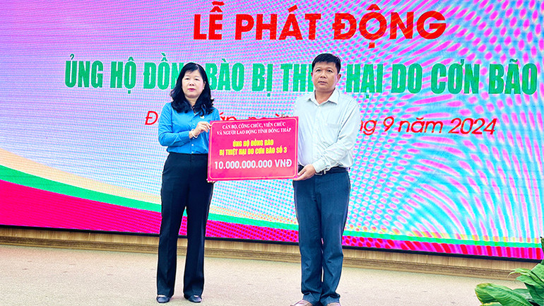 Chủ tịch Liên đoàn Lao động tỉnh Đồng Tháp Huỳnh Thị Tuyết Vui trao bảng tượng trưng ủng hộ 10 tỷ đồng cho Ban Thường trực Ủy ban Mặt trận Tổ quốc Việt Nam tỉnh Đồng Tháp.