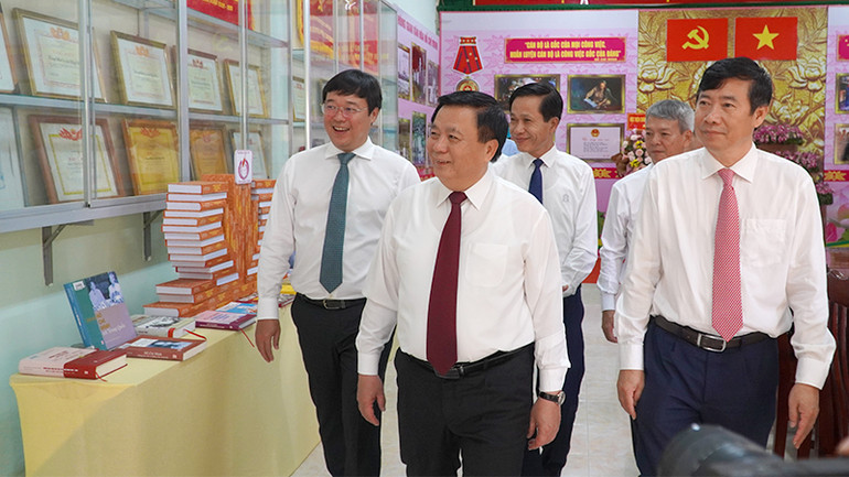 Đại biểu tham quan Không gian Văn hóa Hồ Chí Minh. (Ảnh: HỮU NGHĨA) Đại biểu tham quan Không gian Văn hóa Hồ Chí Minh. (Ảnh: HỮU NGHĨA)