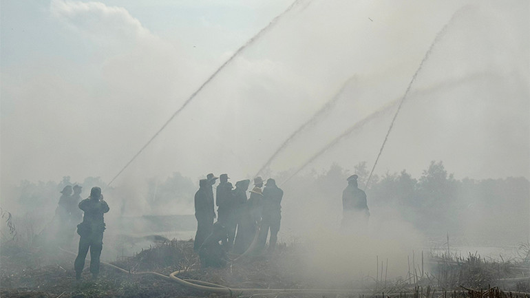 Chữa cháy thời điểm đám cháy lan, khói nghi ngút.